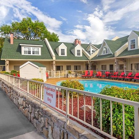Econo Lodge Inn & Suites Gatlinburg At The Convention Center מראה חיצוני תמונה