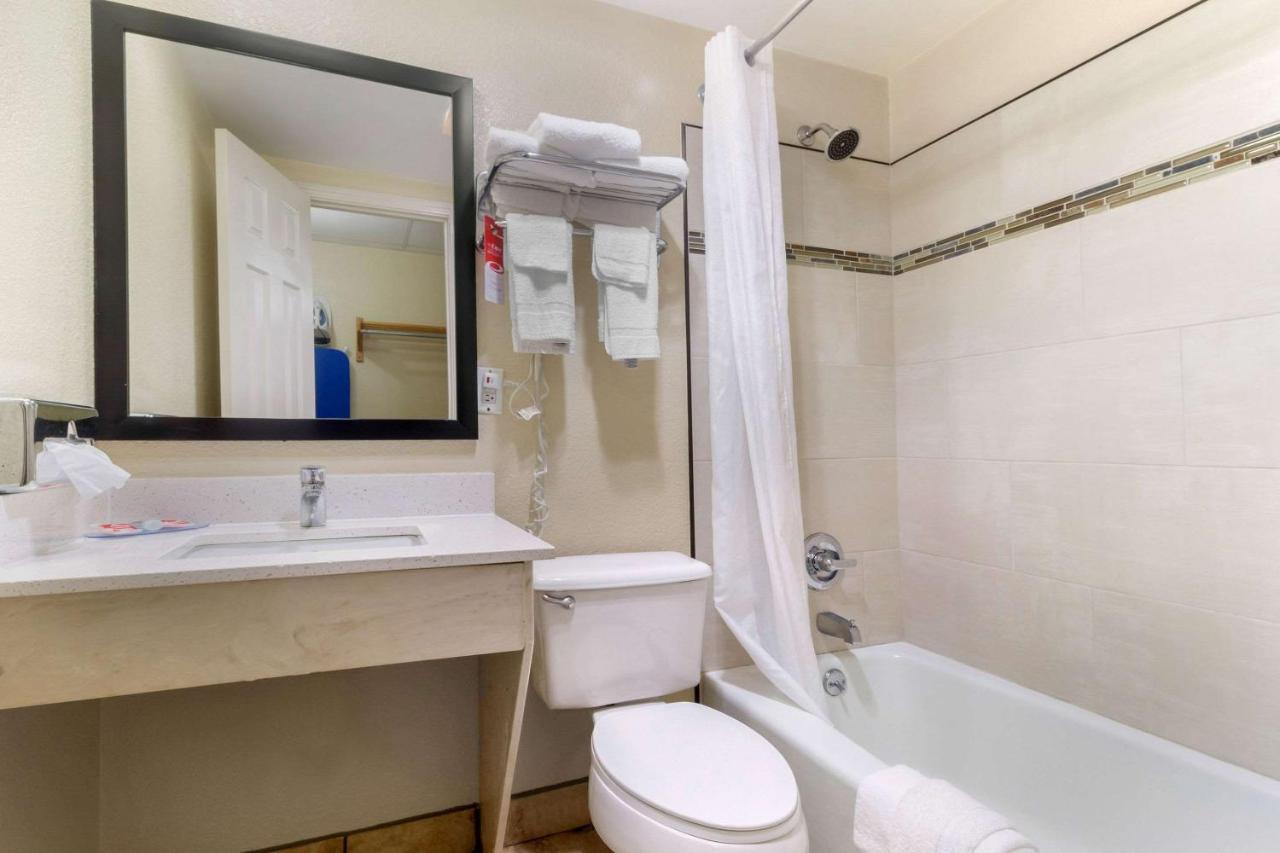 Econo Lodge Inn & Suites Gatlinburg At The Convention Center מראה חיצוני תמונה