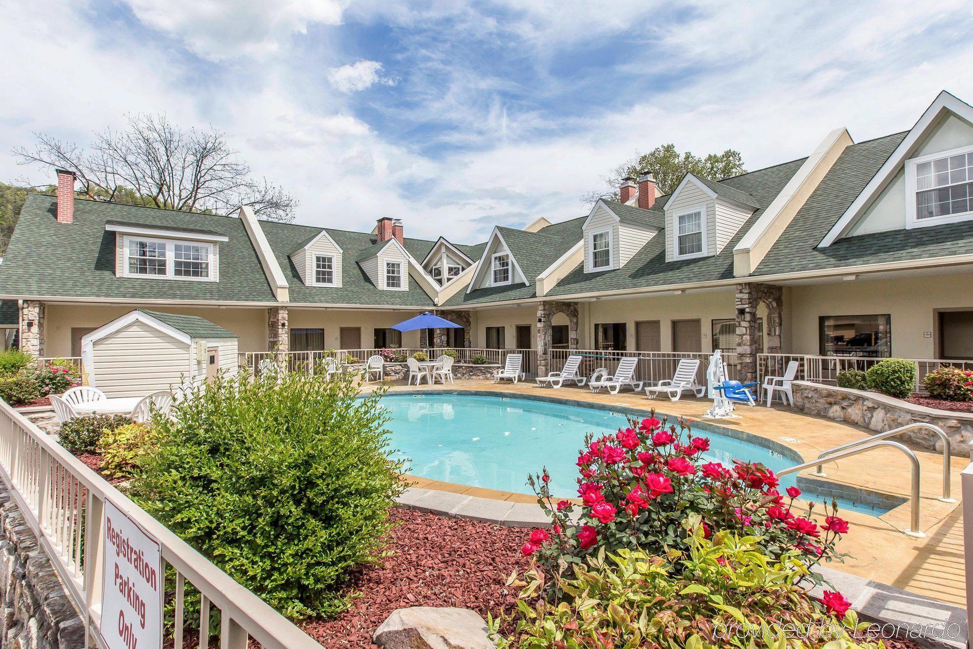 Econo Lodge Inn & Suites Gatlinburg At The Convention Center מראה חיצוני תמונה