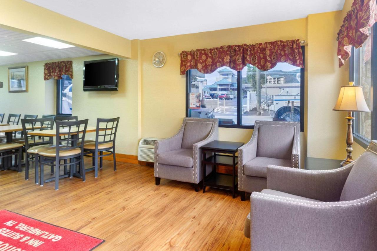Econo Lodge Inn & Suites Gatlinburg At The Convention Center מראה חיצוני תמונה